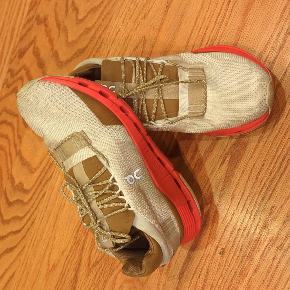 On cloud cloud tech running shoes